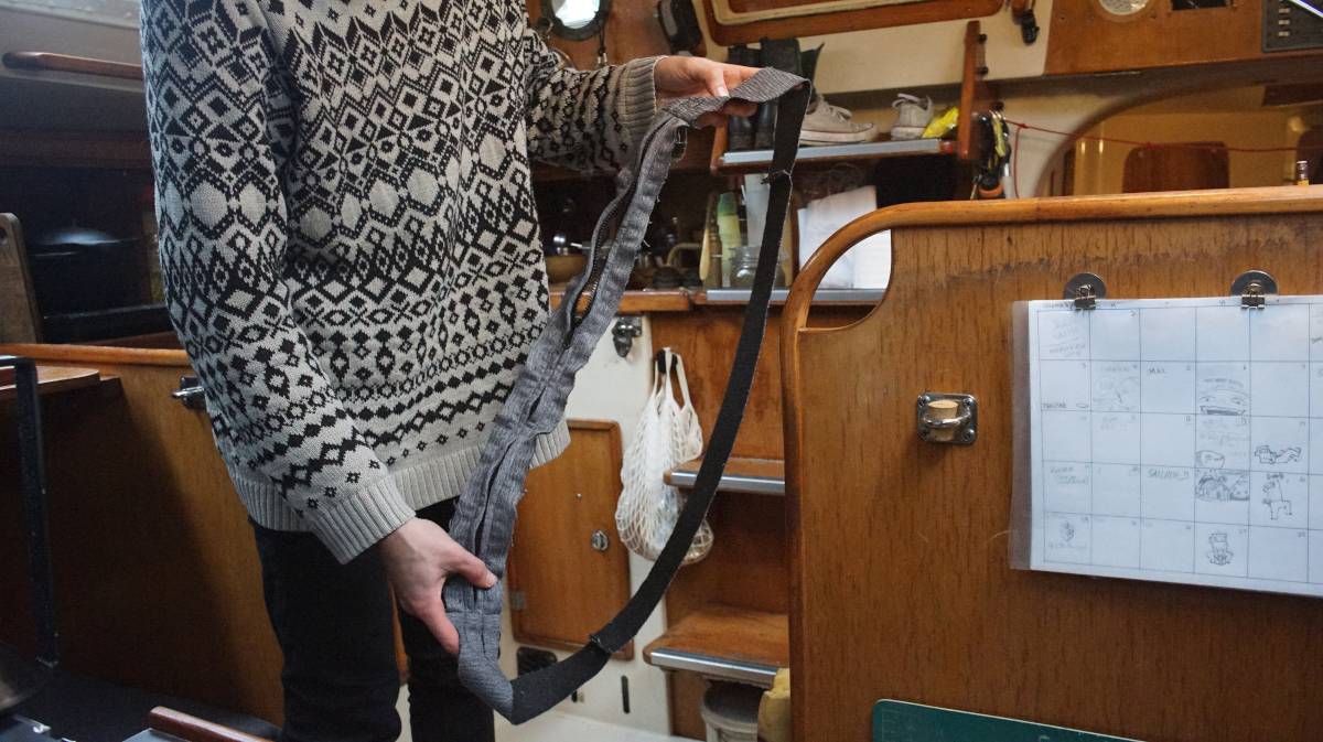 devine holding the whole boxing strip for the backrest