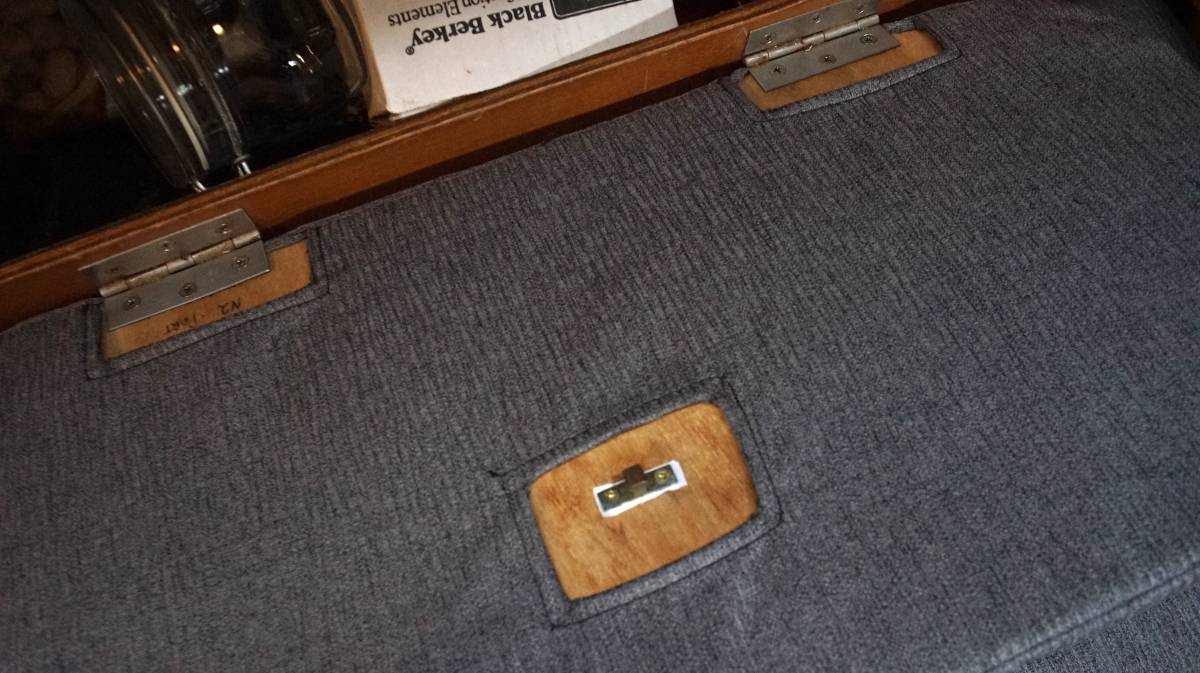 a photo showing the inside of the backrests, with holes for the ball catch and for the hinges