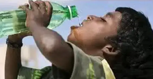 a person pours water from a bottle into their mouth, from a height of about 3~5cm, without touching the bottle rim with the mouth
