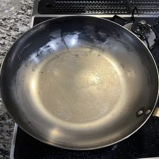 The whole pan from above. The weird scratches/layers on the bottom are already noticeable at this scale.