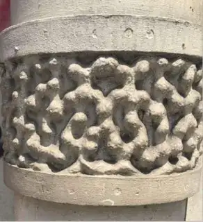 peanuty patterned column