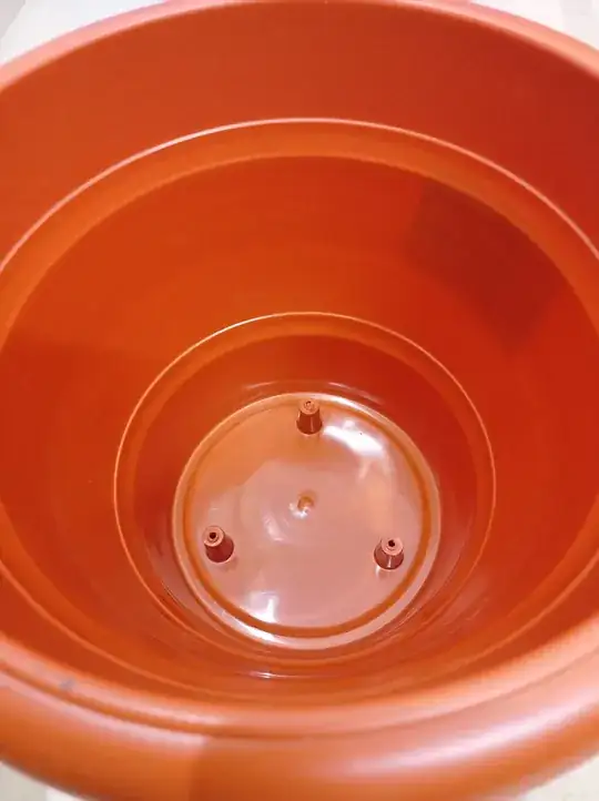 Pot with elevated drainage holes