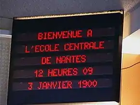 A French electronic sign. It reads, Bienvenue a L'École centrale de Nantes, 12 heures 09, 3 Janvier 1900.